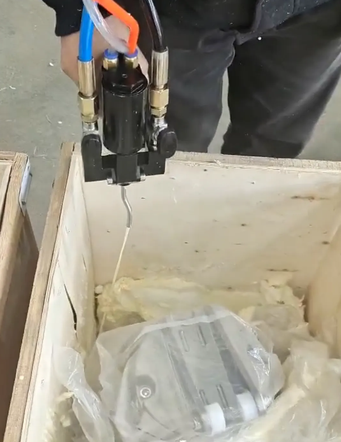 聚氨酯發泡機泡沫填充貴重品的“移動安全艙”
