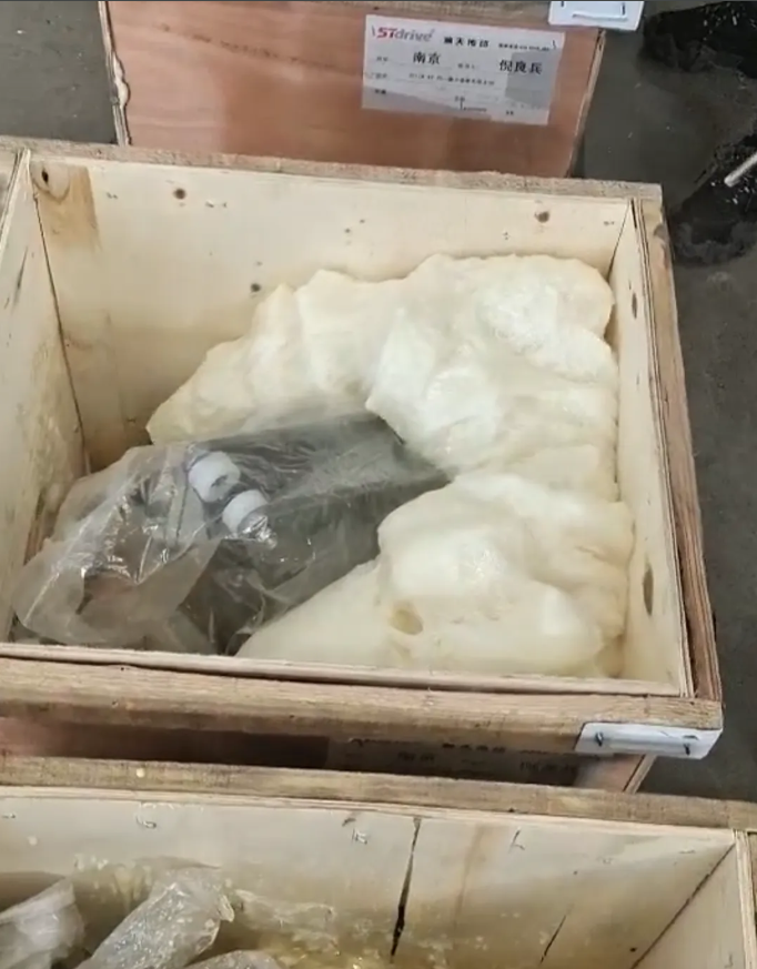 聚氨酯發泡機泡沫填充貴重品的“移動安全艙”