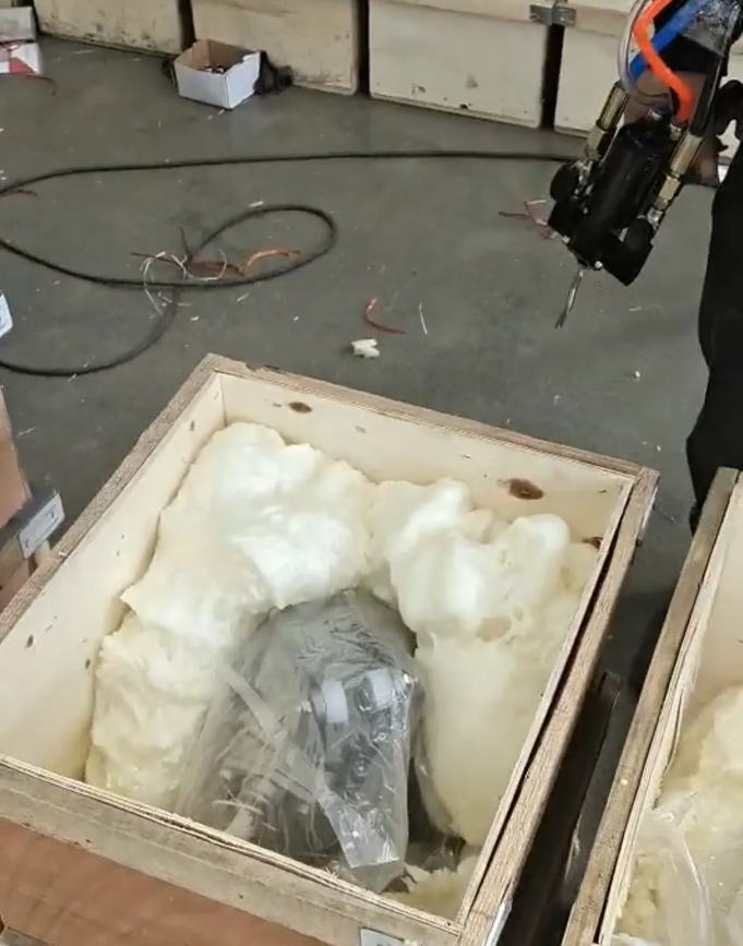 聚氨酯發泡機泡沫填充貴重品的“移動安全艙”